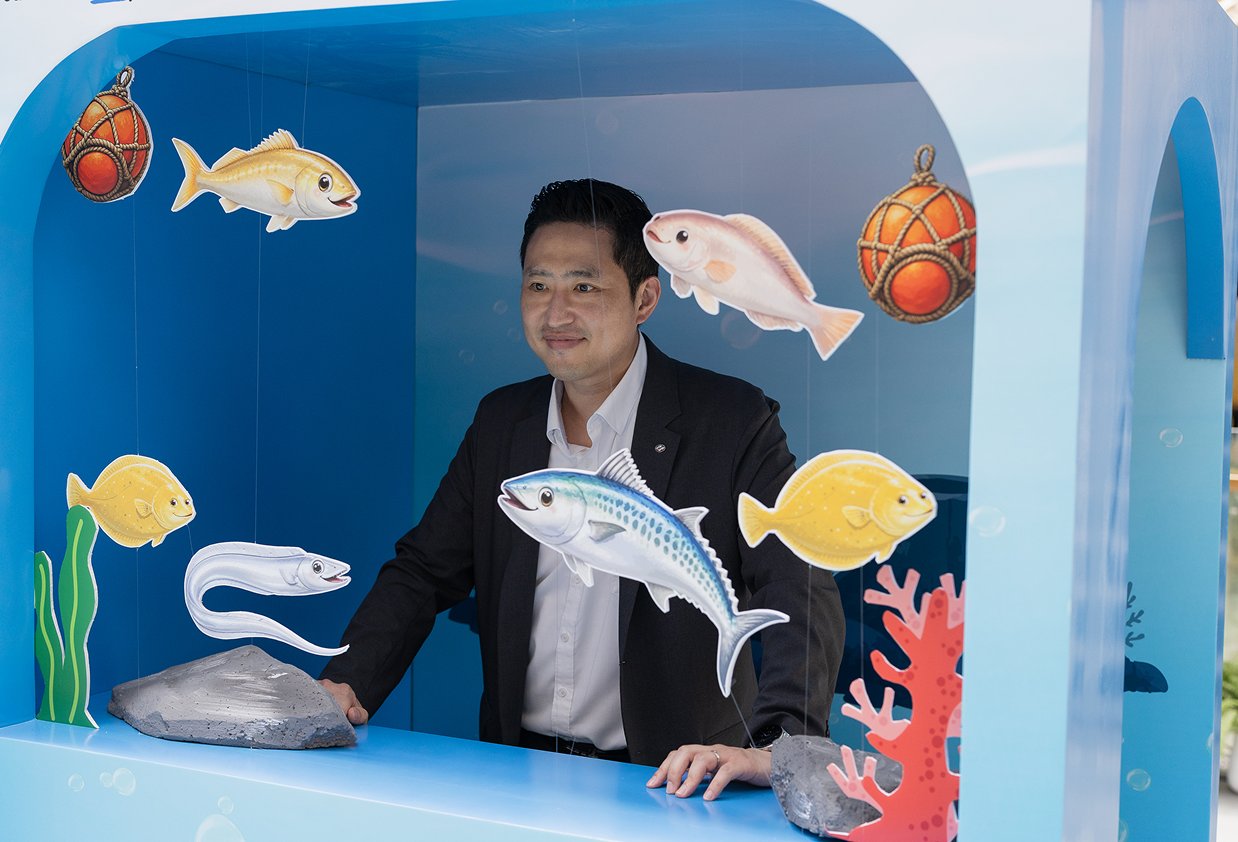 Visitor inside the underwater photo frame