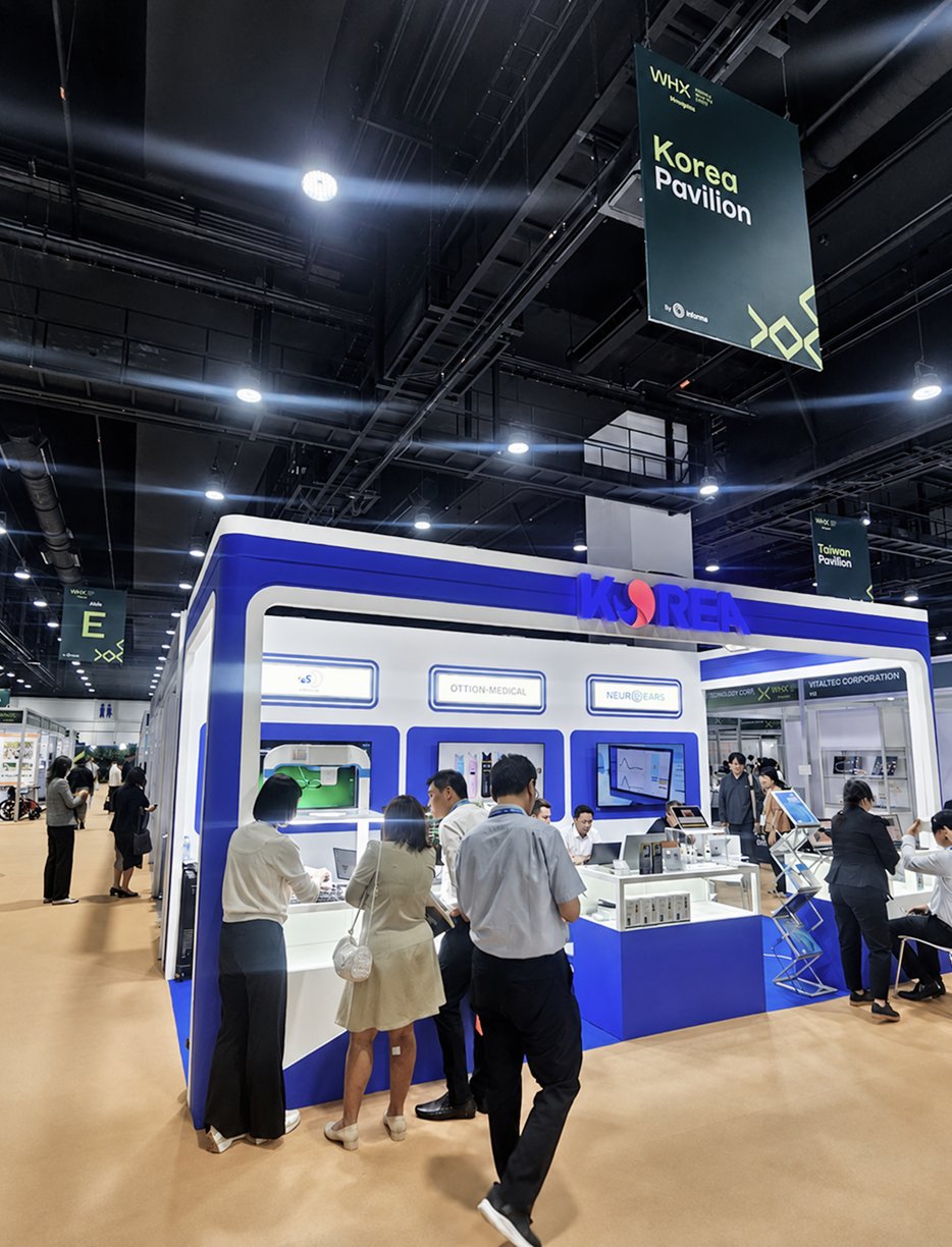 The Korea pavilion seen in the context of the hall